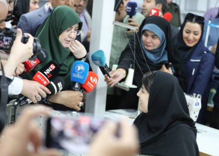 بازدید سخنگوی دولت از یك كارگاه تولیدی پوشاك در منطقه آزاد انزلی