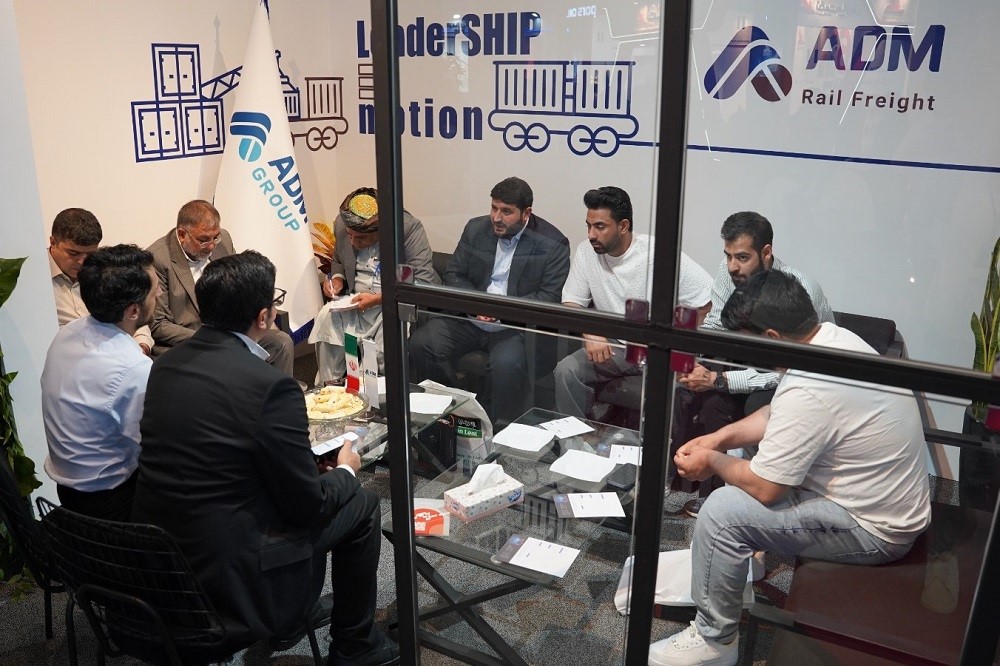 استقبال فعالان اقتصادی از حضور ادمیرال در نمایشگاه حمل‌ونقل